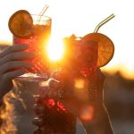 kobiety trzymające drinki w dłoniach