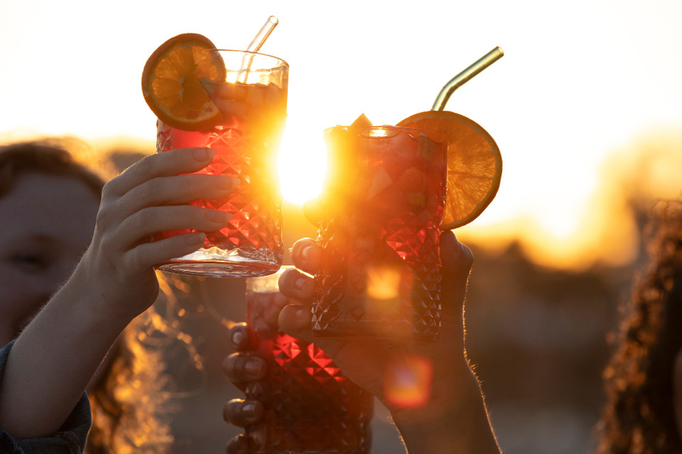 kobiety trzymające drinki w dłoniach